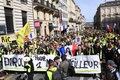 仏ボルドーで行われた「ジレ・ジョーヌ（黄色いベスト）」運動のデモ参加者ら（2019年3月16日撮影）。(c) MEHDI FEDOUACH / AFP