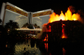 米ラスベガス（Las Vegas）のミラージュ・ホテル＆カジノ（Mirage Hotel ＆ Casino）前で初披露された火山ショー。2500万ドル（約23億円）をかけてリニューアルされた。（2008年12月11日撮影）(c)AFP/Getty Images/Ethan Miller