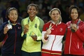 リオデジャネイロ五輪、柔道女子57キロ級の表彰式でメダルを手にポーズをとる（左から）スミヤ・ドルジスレン、ラファエラ・シルバ、テルマ・モンテイロ、松本薫（2016年8月8日撮影）。(c)AFP/Jack GUEZ