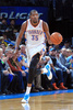 13-14NBA、オクラホマシティ・サンダー（Oklahoma City Thunder）対ヒューストン・ロケッツ（Houston Rockets）。ドリブルでボールを運ぶオクラホマシティ・サンダーのケビン・デュラント（Kevin Durant、2013年12月29日撮影）。(c)AFP/Getty Images/NBAE/Layne Murdoch