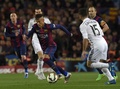 14-15スペイン1部リーグ第28節、FCバルセロナ対レアル・マドリード。ドリブル突破を図るFCバルセロナのネイマール（2015年3月22日撮影）。(c)AFP/LLUIS GENE