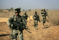 2008年3月8日、イラク・バグダッド（Baghdad）北東のディヤラ（Diyala）州で巡回する米兵。(c)AFP/DAVID FURST