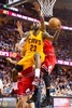 14-15NBAプレーオフ・イースタンカンファレンス準決勝（7回戦制）、クリーブランド・キャバリアーズ対シカゴ・ブルズ。シカゴ・ブルズの守備陣をかわして得点を狙うクリーブランド・キャバリアーズのレブロン・ジェームズ（2015年5月6日撮影）。(c)AFP/Getty Images/Jason Miller