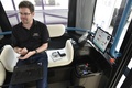 米メリーランド州ナショナルハーバーにあるローカルモーターズ社で公開された自動運転車「Olli」のプログラマー（2016年6月16日撮影）。(c)AFP/Mandel Ngan