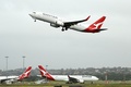 豪シドニー空港を離陸するカンタス航空機（2021年5月6日撮影）。(c)Saeed KHAN / AFP