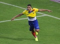 2014年サッカーW杯ブラジル大会（2014 World Cup）南米予選、エクアドル対ウルグアイ。先制点を挙げて喜ぶエクアドルのジェフェルソン・モンテーロ（Jefferson Montero、2013年10月11日撮影）。(c)AFP/EDUARDO VALENZUELA