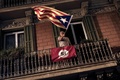 スペインのカタルーニャ自治州バルセロナで、住民投票の締め切り後、カタルーニャ独立支持の旗を振る男性（2017年10月1日撮影）。(c)AFP/PAU BARRENA