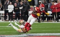 23NFL、第58回スーパーボウル、カンザスシティ・チーフス対サンフランシスコ・フォーティナイナーズ。サンフランシスコ・フォーティナイナーズのローガン・ライアン（左）のタックルを受けるカンザスシティ・チーフスのラシー・ライス（2024年2月11日撮影）。(c)TIMOTHY A. CLARY / AFP