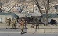 アフガニスタンの首都カブールの警察本部前で起きた自爆攻撃の現場に集まる治安要員と手当てを受ける被害者（2016年2月1日撮影）。(c)AFP/SHAH Marai