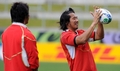 16日にハミルトン（Hamilton）で行われる2011年ラグビーW杯ニュージーランド大会（Rugby World Cup 2011）1次リーグA組第2戦でニュージーランド代表（オールブラックス）と対戦する日本代表が15日、最終調整を行った。

練習に臨む菊谷崇（Takashi Kikutani）と遠藤幸佑（Kosuke Endo、2011年9月15日撮影）。(c)AFP/WILLIAM WEST