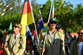 サーフィン競技の会場となるフランス領ポリネシアのタヒチ島チョープーで、パリ五輪の開会式に臨む南アフリカのジョーディー・スミス（右、2024年7月26日撮影）。(c)Jerome BROUILLET / AFP