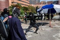 香港理工大学近くで、封鎖された道路で弓矢を放つデモ参加者（2019年11月15日撮影）。(c)ISAAC LAWRENCE / AFP