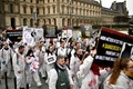 仏パリで待遇改善を要求し、デモを行う科学捜査官ら（2020年1月15日撮影）。(c)STEPHANE DE SAKUTIN / AFP