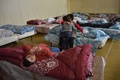 アルメニア首都エレバンの難民支援センターに滞在する、係争地ナゴルノカラバフから避難してきた人々（2020年10月13日撮影）。(c)Karen MINASYAN / AFP