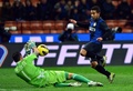 12-13イタリア・セリエAは10日、第24節の試合が行われ、インテル（Inter Milan）が3-1でキエーボ・ベローナ（Chievo Verona）を下した。

キエーボ・ベローナのGKクリスティアン・プッジョーニ（Christian Puggioni、左）にボールを抑えられるインテルのワルテル・ガルガノ（Walter Gargano、2013年2月10日撮影）。(c)AFP/GIUSEPPE CACACE