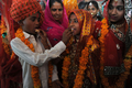 「売春婦の村」として知られるインド・グジャラート（Gujarat）州バディア（Vadia）村で開かれた集団結婚式で婚約を結ぶ少年少女（2012年3月11日撮影）。(c)AFP/Sam PANTHAKY