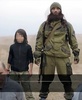 カメラに向かって話すイスラム過激派組織「イスラム国（Islamic State、IS）」の戦闘員と、後に手前の男性2人を「処刑」することになる少年。アルハヤト・メディア（Al-Hayat Media）公開の映像より（2015年1月13日公開）。(c)AFP/HO/AL-HAYAT MEDIA CENTRE