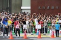 東京五輪、陸上男子マラソン。レースを観戦に訪れた人々（2021年8月8日撮影）。(c)Charly TRIBALLEAU/ AFP