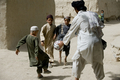 アフガニスタンのカンダハル（Kandahar）州で、米兵からもらったサッカーボールで遊ぶ地元の子どもたち（2010年7月24日撮影）。(c)AFP/Manpreet ROMANA