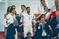 サッカー欧州選手権、グループCのデンマーク対セルビア戦を観戦する男子テニスのノバク・ジョコビッチ（中央、2024年6月25日撮影）。(c)Odd ANDERSEN / AFP