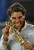 テニス、マドリード・オープン（Mutua Madrid Open 2014）男子シングルス決勝。トロフィーを手にポーズをとるラファエル・ナダル（Rafael Nadal、2014年5月11日撮影）。(c)AFP/PIERRE-PHILIPPE MARCOU