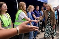 スロバキアの対ウクライナ国境近くのビシュネーネメツケーで、スロバキアのエドゥアルド・ヘゲル首相（右奥）と共にボランティアや救急隊員と握手を交わすジル・バイデン米大統領夫人（右手前、2022年5月8日撮影）。(c)Susan Walsh / POOL / AFP