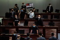 香港立法会（議会）で、中国国歌への侮辱行為に罰則を科す国歌条例案の審議中に抗議する民主派議員ら（2020年6月4日撮影）。(c)ISAAC LAWRENCE / AFP