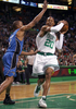 08-09NBA東カンファレンスプレーオフ準決勝、ボストン・セルティックス（%%Boston Celtics%%）対オーランド・マジック（%%Orlando Magic%%）第7戦。試合はマジックが101-82でセルティックスを下し、対戦成績を4勝3敗としてカンファレンス決勝に進出した。写真はマジックのラファー・アルストン（%%Rafer Alston%%、左）をかわすセルティックスのレイ・アレン（%%Ray Allen%%、右）。（2009年5月17日撮影）(c)AFP/Getty Images/Elsa
