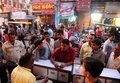 インド・アラハバードで、500ルピー札を硬貨と交換するため、両替所に並ぶ人々（2016年11月9日撮影）。(c)AFP/SANJAY KANOJIA