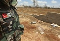 リビア首都トリポリ南郊で地雷除去作業に当たるトルコの専門家（2020年6月15日撮影）。(c)Mahmud TURKIA / AFP