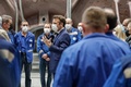 仏東部ベルフォールの原子力発電用タービン工場で、職員と話すエマニュエル・マクロン大統領（中央、2022年2月10日撮影）。(c)Jean-Francois Badias / POOL / AFP