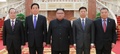 北朝鮮の首都平壌で、中国共産党の栗戦書・政治局常務委員長（左から2人目）との会談に臨む金正恩朝鮮労働党委員長（中央、2018年9月9日撮影）。(c)AFP/KCNA VIA KNS