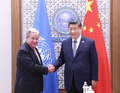 グテレス事務総長（左）と握手を交わす習近平主席（2024年7月4日撮影）。(c)Xinhua News