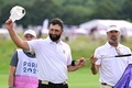 パリ五輪、ゴルフ男子第3ラウンドを終え、ギャラリーの声援に応えるスペインのジョン・ラーム（2024年8月3日撮影）。(c)John MACDOUGALL / AFP
