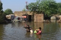 パキスタン南部シカルプルで、所持品を家屋から運び出す地元住民（2022年8月31日撮影）。(c)Asif HASSAN / AFP