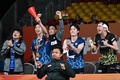 バドミントン、アジア団体選手権、男子準々決勝、インド対日本。西本拳太（写真外）の勝利を喜ぶ（左から）古賀輝、山田尚輝、桃田賢斗、大林拓真、柴田一樹（2024年2月16日撮影）。(c)Mohd RASFAN / AFP