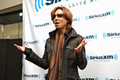 X JAPANのYOSHIKIが23日、自身のラジオ番組「YOSHIKIラジオ」のスタートを発表するため、米ニューヨーク（New York）のシリウスXM（SiriusXM）スタジオを訪れた（2011年5月23日撮影）。(c)AFP/Getty Images/Roger Kisby