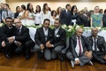 ブラジル・リオデジャネイロ（Rio de Janeiro）にある州最高裁判所で、集団結婚式を挙げた後にカメラに向かってポーズを取る同性カップルたち（2013年12月8日撮影）。(c)AFP/YASUYOSHI CHIBA