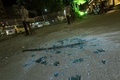 ミャンマーの最大都市ヤンゴン（Yangon）の「トレーダーズホテル（Traders Hotel）」前で、爆発で砕け散ったガラス破片（2013年10月14日撮影）。(c)AFP/SOE THAN WIN
