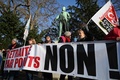 フランス・ストラスブールで、年金改革案に反対する抗議デモに参加した人々（2019年12月10日撮影）。(c)PATRICK HERTZOG / AFP