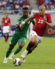 サッカーアフリカ・ネイションズカップ（アフリカ選手権、%%African Nations Cup 2010%%）グループリーグC、エジプト対ナイジェリア。試合は3-1でエジプトが勝利した。写真はナイジェリアのカルー・ウチェ（%%Kalu Uche%%、左）とボールを競るエジプトのワエル・ゴマー（%%Wael Gomaa%%）。（2010年1月12日撮影）(c)AFP/KHALED DESOUKI