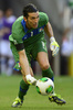 サッカーコンフェデレーションズカップ2013（Confederations Cup 2013）は27日、フォルタレーザ（Fortaleza）で準決勝が行われ、スペインが7-6でイタリアとのPK戦を制し、ブラジルとの決勝に進出した。

ボールを送り出すイタリアのGKジャンルイジ・ブッフォン（Gianluigi Buffon、2013年6月27日撮影）。(c)AFP/YURI CORTEZ