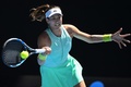 全豪オープンテニス、女子シングルス準々決勝。フォアハンドを打つガルビネ・ムグルサ（2017年1月24日撮影）。(c)AFP/WILLIAM WEST