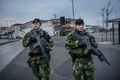 スウェーデン東部ビスビューで警備に当たる兵士（2022年1月13日撮影）。(c)Karl MELANDER / TT NEWS AGENCY / AFP