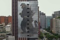 台湾・台北のホテルに設置された怪獣「ゴジラ」の巨大壁画（2023年6月15日撮影）。(c)Sam Yeh / AFP