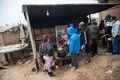 ペルーの首都リマ南郊のパチャクテクで困窮者向けの無料食堂に並ぶ漁民ら（2022年４月14日撮影）。(c)Ernesto BENAVIDES / AFP