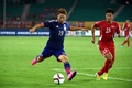 サッカー東アジアカップ、北朝鮮対日本。シュート体勢に入る浅野拓磨（左、2015年8月2日撮影）。(c)AFP/WANG ZHAO