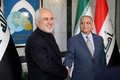 イラクの首都バグダッドで、イランのモハンマドジャバド・ザリフ外相（左）を迎えたイラクのムハンマド・アリ・ハキム外相（2019年5月26日撮影）。(c)SABAH ARAR / AFP　