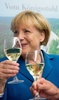 独ベルリン（Berlin）のキリスト教民主同盟（Christian Democrats、CDU）本部で行われた総選挙関連パーティーで、ワイングラスを傾けるアンゲラ・メルケル（Angela Merkel）首相（2013年9月22日撮影）。(c)AFP/DPA/JULIAN STRATENSCHULTE
