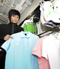東京のショップで、自分がデザインした服を見せる渋谷ザニー（Zarny Shibuya）さん（2008年4月22日撮影）。(c)AFP/TOSHIFUMI KITAMURA